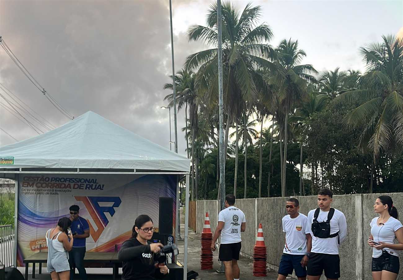 Equipe e atletas na arena da JR ao amanhecer