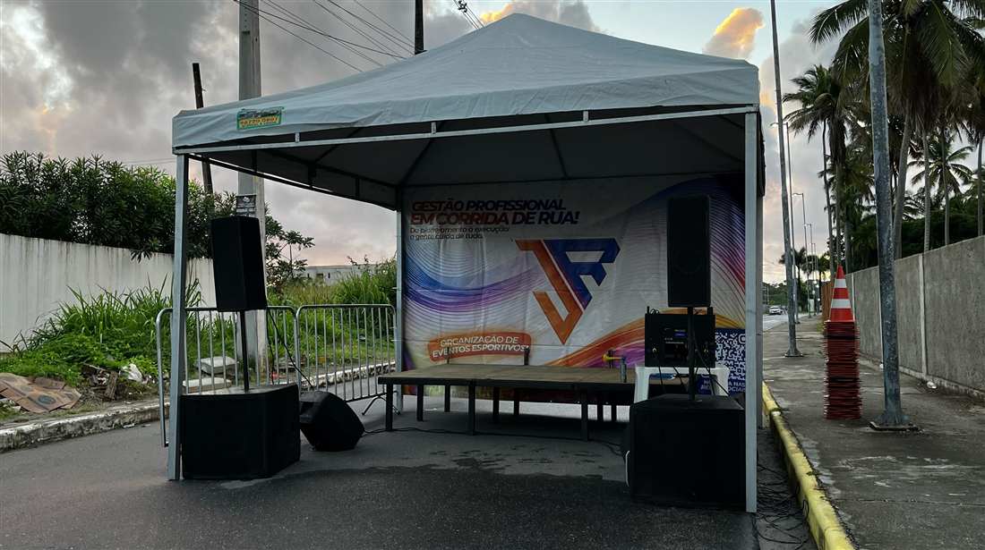 Estrutura da JR montada no litoral, com tenda e sonorização
